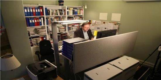 스웨덴 국회의원은 1년 365일 내내 휴가가 없다, 회의에 참석 하지 않는 국회의원에겐 수당을 공제하고 의사(議事) 발언권을 박탈한다. 실적이 없으면 다음 공천은 물 건너간다. 언론의 감시와 유권자의 심판은 가혹하다. 그럼에도 이들은 "나는 봉사하는 비정규직"이라며 겸손해 한다. 사진은 늦은 밤까지 의원실에 남아 공부하는 스웨덴 국회의원 모습/출처=KBS 다큐멘터리 '스웨덴 정치를 만나다' 제공