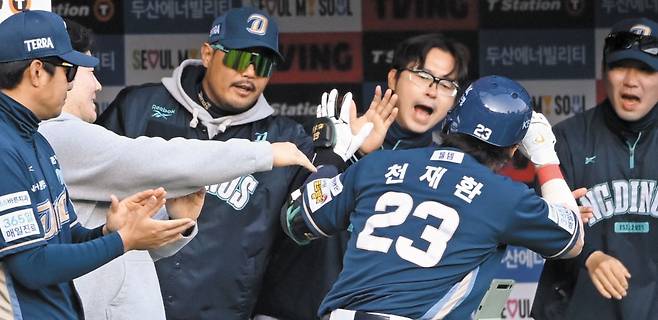 지난 11일 프로야구 NC와 두산 더블헤더 2차전에서 2회초 선제 솔로 홈런을 친 NC 천재환이 이호준(왼쪽 셋째) 감독과 동료들 환영을 받고 있다. /허상욱 스포츠조선 기자