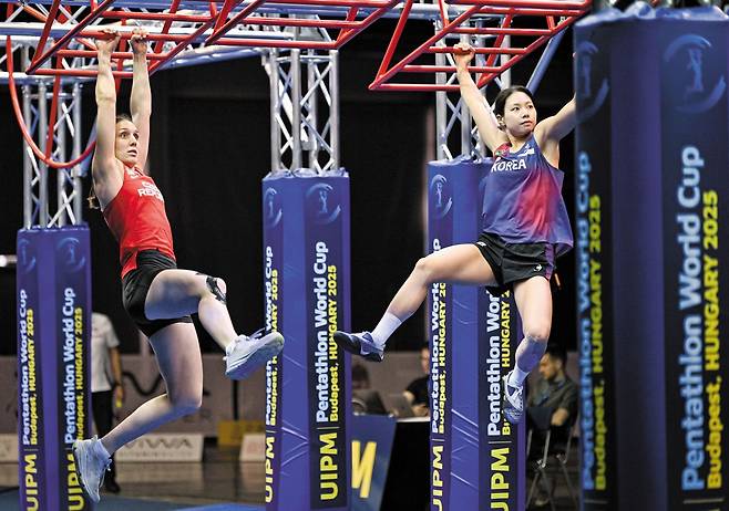 근대5종에 새로 도입된 장애물 경기 - 김유리(오른쪽)가 근대5종에 새로 도입한 장애물 경기를 하고 있다. /국제근대5종연맹