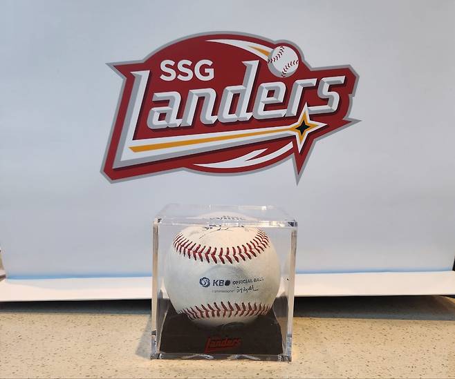 13일 SSG가 최정이 친 개인 통산 500호 홈런볼을 습득한 관중에게 기증받아 공개한 최정 500호 홈런공./배준용 기자