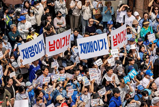 더불어민주당 이재명 대선 후보가 13일 '보수의 심장'이라고 불리는 대구광역시의 동성로 거리에서 지지를 호소하는 가운데 지지자들이 "재매이가 남이가"라고 적힌 손팻말을 들고 있다. 2025.5.13 / 남강호 기자