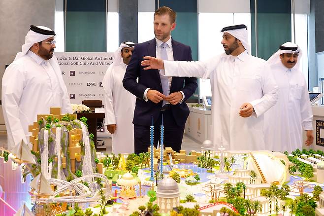 지난달 30일(현지 시각) 카타르 도하에서 열린 골프당 및 주거용 빌라 건설 계약 기념 행사에서 트럼프 대통령의 차남인 에릭 트럼프가 참석했다. / AFP=연합뉴스