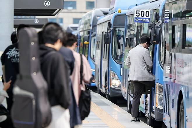 13일 서울 중구 서울역 버스환승센터에서 시민들이 버스를 이용하고 있다. /뉴스1