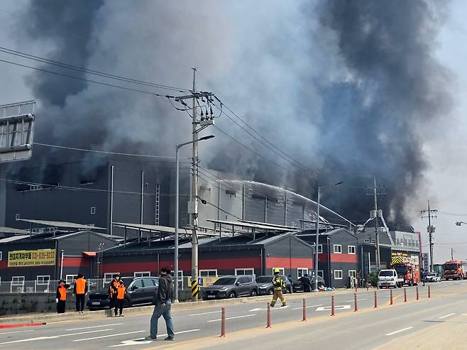 13일 오전 10시 29분 경기도 이천시 부발읍에 있는 대형 물류센터에서 불이 나 소방당국이 대응 2단계를 발령해 진화 중이다. /연합뉴스