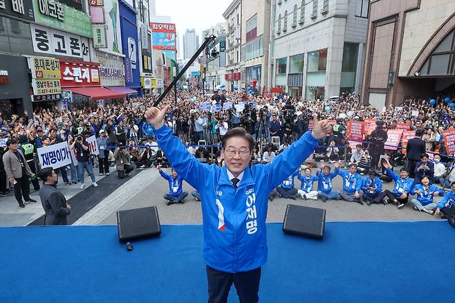 이재명 더불어민주당 대통령 후보가 대표적 험지인 대구·경북(TK) 지역 유세에 돌입한 13일 오후 대구 중구 동성로에서 연설을 마친 뒤 두손을 번쩍 들고 있다./뉴스1