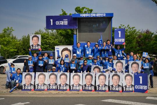더불어민주당 세종갑지역위원회는 13일 대평동 해들교차로에서 대선 유세활동을 진행했다. 민주당 제공