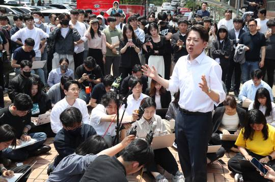 이준석 개혁신당 대선 후보가 13일 '학식먹자 이준석' 행사가 열린 대구 경북대학교에서 발언하고 있다. 연합뉴스