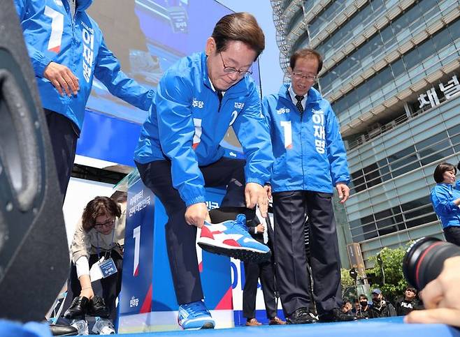 더불어민주당 이재명 대선 후보가 6·3 대통령선거 공식 선거운동 첫날인 12일 서울 광화문 청계광장에서 열린 출정식 및 첫 유세에서 운동화를 신고 있다. ⓒ연합뉴스