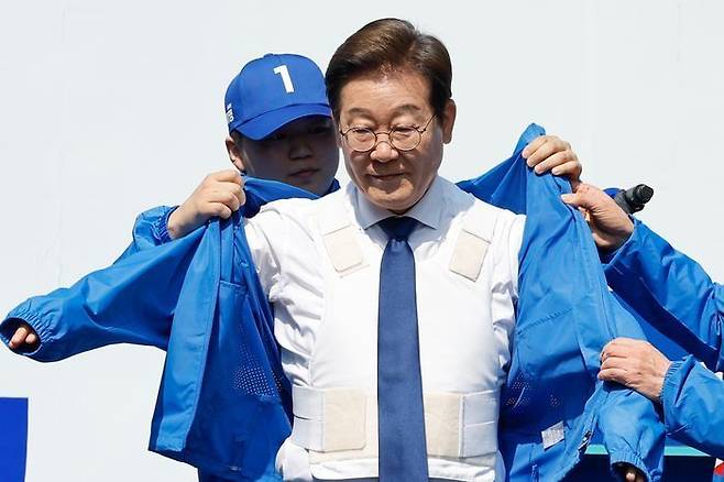 더불어민주당 이재명 대선 후보가 6·3 대통령선거 공식 선거운동 첫날인 12일 서울 광화문 청계광장에서 열린 중앙선대위 출정식 및 첫 유세에서 방탄복 위에 선대위 점퍼를 입고 있다. ⓒ연합뉴스