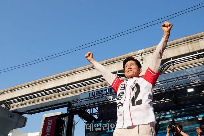 21대 대선 공식 선거운동이 시작된 12일 오후 김문수 국민의힘 대선 후보가 대구 중구 서문시장에서 지지를 호소하고 있다. ⓒ데일리안 방규현 기자