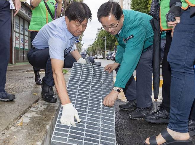 여름철 대비 연속형 빗물받이를 점검하고 있는 최호권 영등포구청장ⓒ영등포구 제공