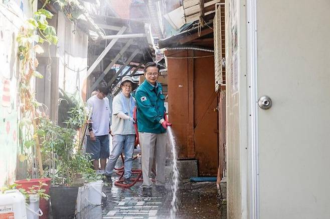 지난해 영등포 쪽방촌에 방문하여 안전을 살피고 있는 최호권 영등포구청장ⓒ영등포구 제공