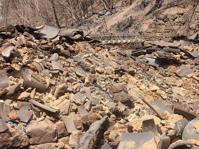 3월 경북 지역 산불로 소실된 경북 안동시 일직면 명진리의 상현정 자리에 기왓장 등 잔해가 쌓여 있다. 안동 이씨 종친회장 이근식 씨 제공