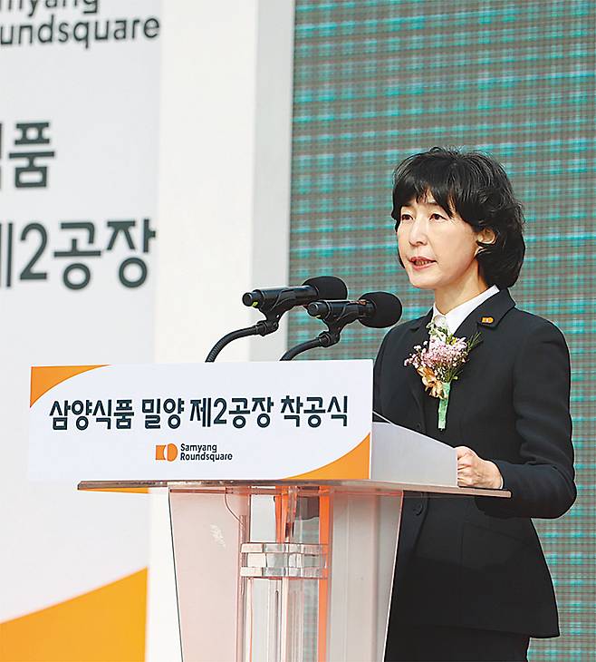 김정수 삼양식품 부회장이 지난해 3월 진행된 경남 밀양2공장 착공식에서 기념사를 하고 있다. 삼양식품 제공