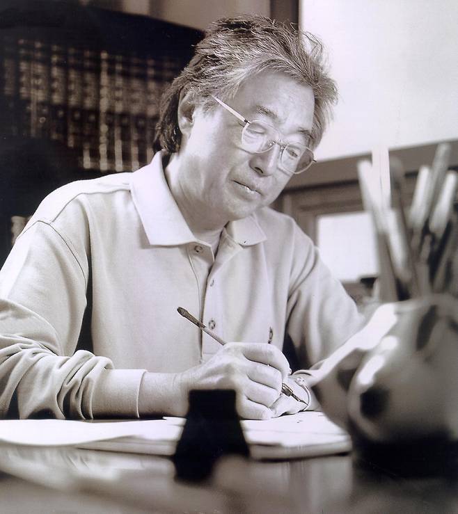 올해 고우영 화백의 타계 20주기를 맞아 그의 유산을 재조명하는 움직임이 활발하다. 암 투병 중에도 펜을 놓지 않았던 고인의 생전 모습. ㈜고우영 제공