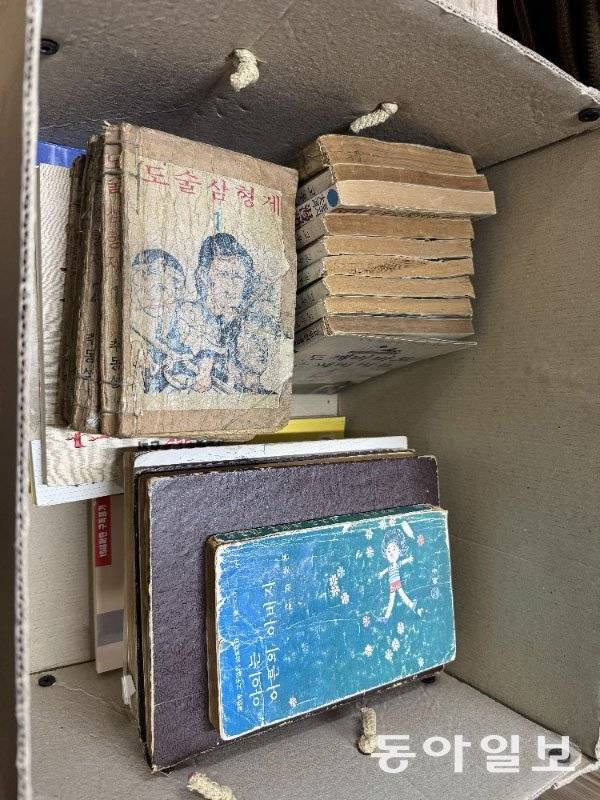 주식회사 고우영이 보관 중인 고우영 화백의 옛 작품들. 고 화백이 데뷔 초 쓰던 필명 ‘추동성’이 적혀 있는 것도 있다. 파주=김소민 기자 somin@donga.com