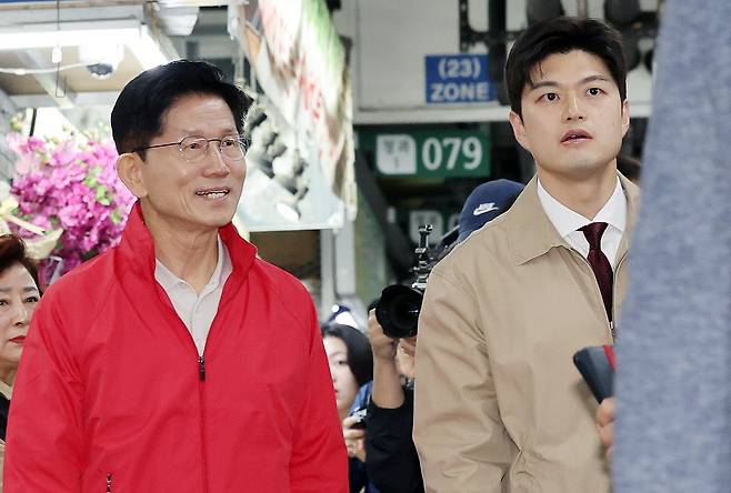 제21대 대통령 선거 공식 선거운동이 시작된 12일 오전 김문수 국민의힘 대선 후보와 당 신임 비상대책위원장으로 내정된 김용태 의원이 서울 송파구 양재대로 가락시장을 방문해 상인들과 인사를 나누고 있다. 뉴스1