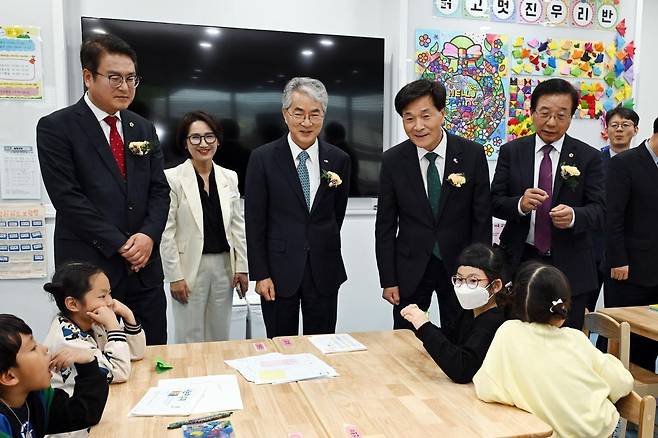 9일 경남 밀양시 통합돌봄거점시설인 ‘밀양다봄센터’에서 박종훈 경남교육감(왼쪽에서 세 번째) 안병구 밀양시장(왼쪽에서 네 번째) 등 관계자들이 학생들과 대화를 나누고 있다. 밀양시 제공