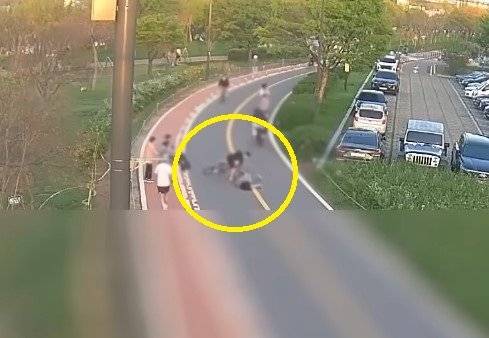 자전거 도로로 갑자기 나온 중년 여성과 부딪힌 A 군 자전거. 유튜브 채널 ‘한문철 TV’ 영상 캡처