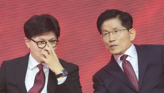 지난 5월3일 국민의힘 한동훈·김문수(왼쪽부터) 제21대 대선 3차 경선 후보가 경기 고양시 킨텍스에서 열린 국민의힘 최종 대선후보 선출을 위한 전당대회에서 개표결과를 기다리고 있다.<연합뉴스 사진>