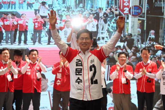 김문수 국민의힘 대선 후보가 13일 울산 뉴코아아울렛 앞에서 유세를 하고 있다. [공동취재]