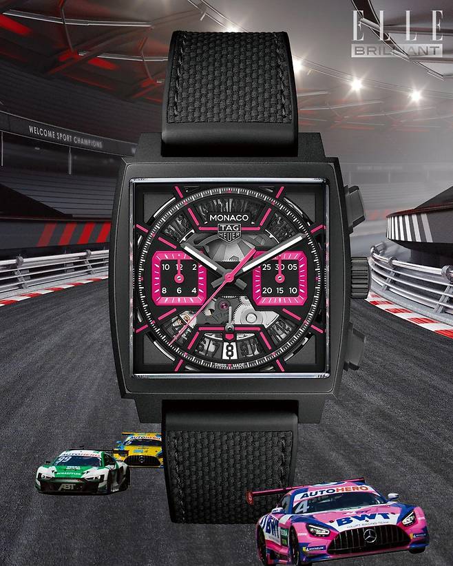 과감한 사각형 디자인과 브러시드 광택 케이스가 완벽한 조화를 이룬 ‘모나코 크로노그래프 스켈레톤 핑크’는 TAG HEUER.