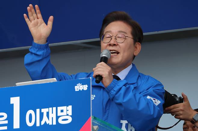 더불어민주당 이재명 대선 후보가 '보수의 텃밭'으로 불리는 대구·경북(TK) 지역 유세에 나선 13일 경북 구미시 구미역광장에서 시민들에게 지지를 호소하고 있다. 연합뉴스