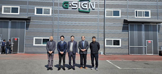 오카자키 일본 세프텍 대표(왼쪽 두 번째 )와 김주영 이지그룹 대표(왼쪽 세번째) 등 양 사 주요 임원진이 기술 계약을 체결하고, 기념 촬영했다.