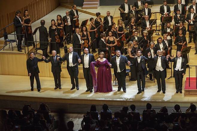 2016년 8월 29일, 31일 롯데콘서트홀 개관 시리즈에서 라스칼라 오케스트라 & 합창단 공연을 지휘한 정명훈 지휘자(왼쪽 첫번째).