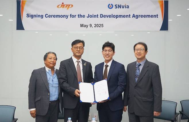 카쿠 타이이치 JBP 회장, 임홍석 JBP·JBPK 대표이사, 양승윤 부산대 바이오소재과학과 교수, 이강오 에스엔비아 대표이사(왼쪽부터)가 지난 9일 '광(光)경화 의료기기의 기술실시 및 공동개발 계약’ 체결 후 기념사진을 찍고 있다. 부산대 제공