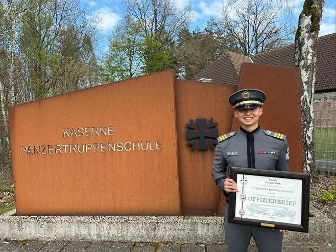 육군사관학교 3학년 박동호 생도가 지난달 16일 독일 육군 장교후보생 교육과정 수료식에서 외국군 생도 중 최우수상을 수상했다. 육군 제공