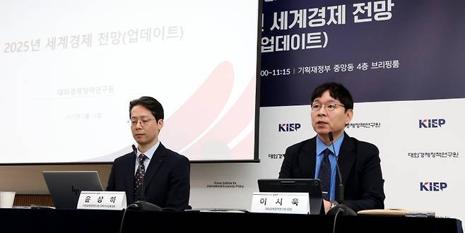 (세종=뉴스1) 김기남 기자 = 이시욱 대외경제정책연구원 원장(오른쪽)이 13일 세종시 정부세종청사 기획재정부에서 '격변의 무역질서, 표류하는 세계경제'의 키워드를 중심으로 2025년 상반기 세계경제전망에 대한 설명을 하고 있다. 2025.5.13/뉴스1 /사진=뉴스1화상