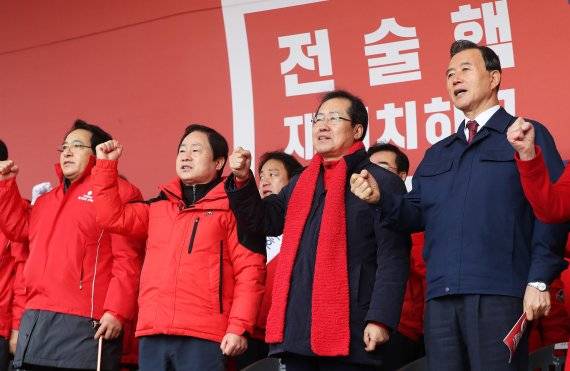 지지자들과 필승 구호를 외치는 홍준표 전 후보