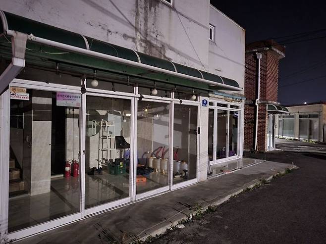 13일 오후 경기 파주시 파주읍 연풍리에 있는 성매매 집결지 용주골. 밤 11시에도 불이 꺼져 있는 업소들이 즐비하다. 사진=김경수 기자