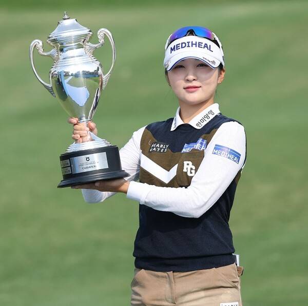 2025년 한국여자프로골프(KLPGA) 투어 NH투자증권 레이디스 챔피언십 우승을 차지한 디펜딩 챔피언 이예원 프로가 우승 트로피를 들고 기념 촬영하는 모습이다. 사진제공=KLPGA