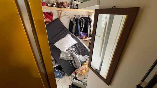 서울 용산구 동자동 쪽방촌 주민 김아무개(42)씨가 사망한 지 사흘째 된 지난 5일, 그가 살던 방에 흔적이 그대로 남아있다. 최현수 기자