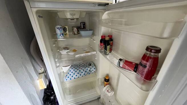 김씨가 살던 방의 냉장고. 음료수, 두유, 단무지 등이 놓여 있다. 최현수 기자