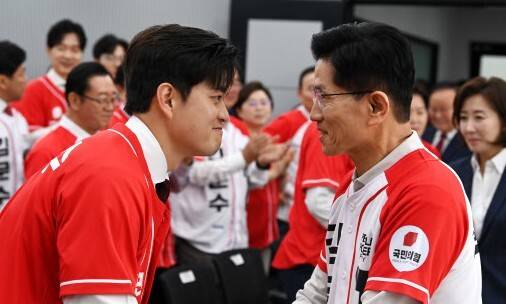 국민의힘 비상대책위원장으로 내정된 김용태 국민의힘 중앙선거대책위원회 공동선거대책위원장이 12일 서울 영등포구 여의도 국민의힘 중앙당사에서 열린 중앙선대위 회의 및 중앙선대위 임명장 수여식에 참석해 김문수 대통령 후보와 악수하고 있다. 공동취재사진