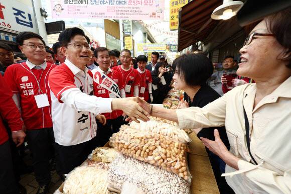 김문수 국민의힘 대통령 후보가 13일 울산 뉴코아아울렛 인근 시장에서 지지를 호소하고 있다. 공동취재사진