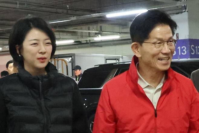 김문수 국민의힘 대통령 후보가 제21대 대통령선거 공식 선거운동 첫날인 12일 오전 서울 송파구 가락시장에 도착해 배현진 의원과 시장 방문을 하고 있다. 공동취재사진