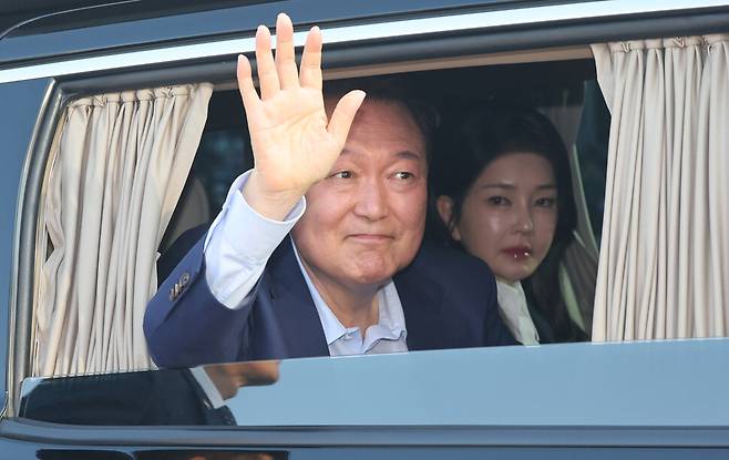 윤석열 전 대통령과 김건희씨가 지난 4월11일 서울 한남동 공관을 나와 서초동 자택으로 향하고 있다. 공동취재사진