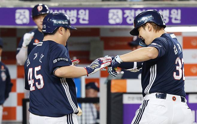 두산 베어스 김재환(오른쪽)이 13일 대전 한화생명 볼파크에서 열린 2025 신한 SOL 뱅크 KBO리그 한화이글스와 경기에서 8회초 2사 1루 때 투런 홈런을 친 뒤 김기연과 함께 기뻐하고 있다. 연합뉴스