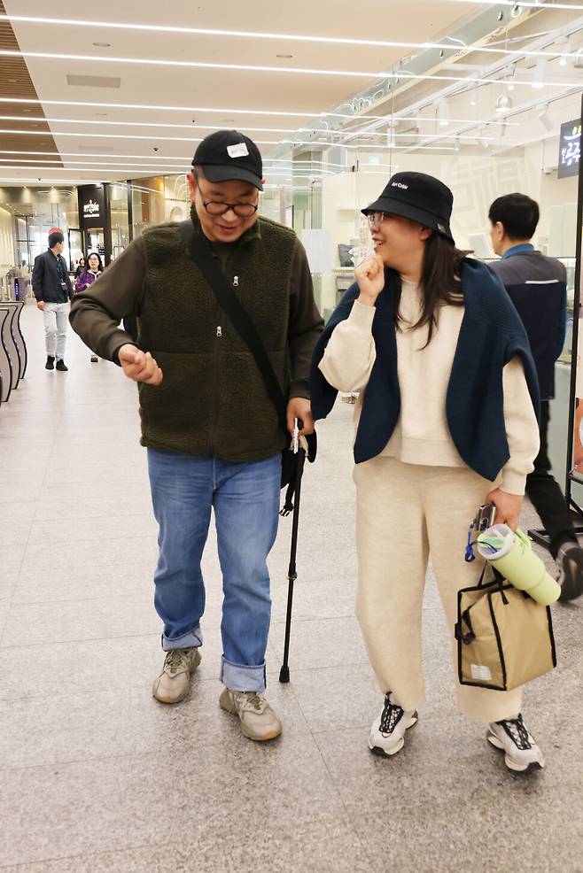 2025년 4월30일 오후, 회사에서 근무를 마치고 나오는 남편과 함께 송지은씨가 퇴근하고 있다. 류우종 기자 wjryu@hani.co.kr