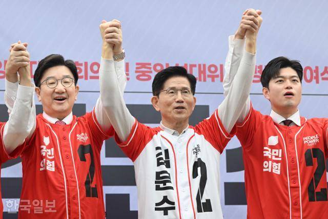 김문수(가운데) 국민의힘 대선 후보와 권성동(왼쪽), 김용태(오른쪽) 공동선거대책위원장이 12일 국민의힘 중앙당사에서 열린 '중앙선대위 회의 및 중앙선대위 임명장 수여식'에서 손을 맞잡고 기념촬영을 하고 있다. 하상윤 기자