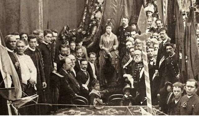 1888년 브라질 왕실이 서반구 국가 중 마지막으로 노예제를 폐지했고, 이듬해 군사쿠데타로 제정이 붕괴했다. 황금법 공포 기념 사진 속 맨 가운데 여성이 이자베우 공주다. mundoeducacao.uol.com
