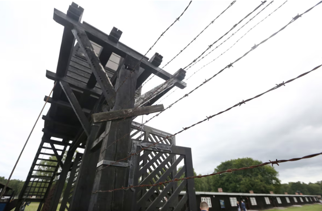 푸르히너가 비서로 근무했던 슈튜트호프 수용소 정문. 주로 폴란드 정치범과 유대인, 구소련 전쟁포로 등 약 11만 명이 수감됐던 저 수용소에서 최소 6만여 명이 처형되거나 기아와 질병으로 숨졌다. 하지만 18, 19세 비서였던 푸르히너에겐 급여와 처우가 좋은 직장이자, 아마도 당시 연인이었을 한 친위대 병사(훗날 남편)의 일터였다. 수용소는 1962년 기념관으로 개조됐다. AP 연합뉴스