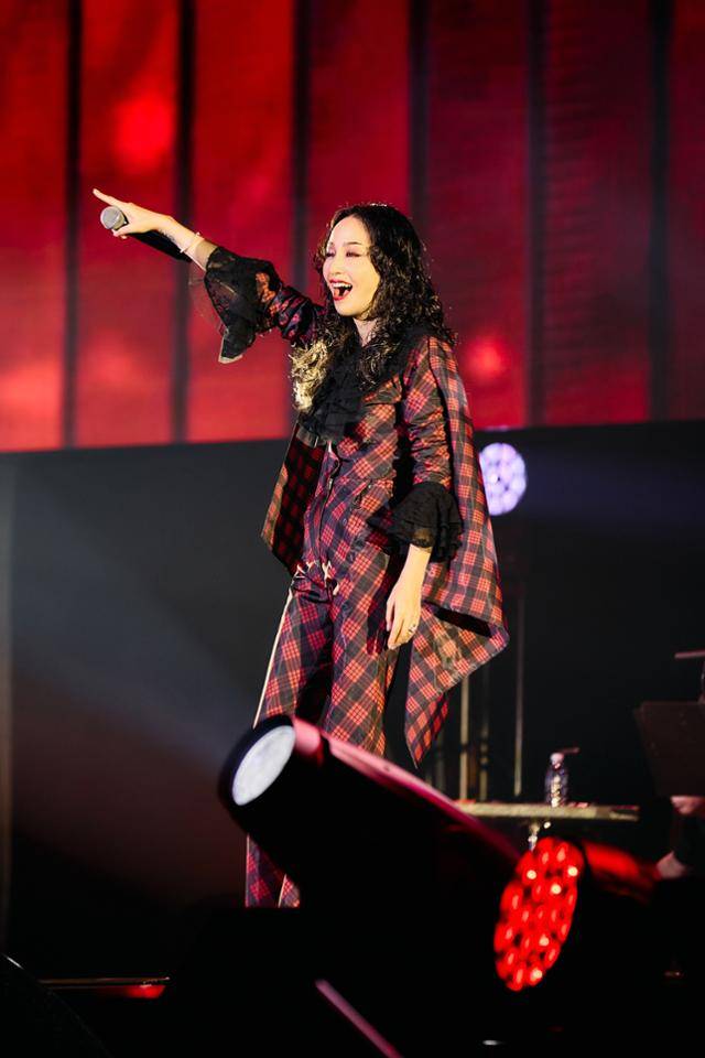 일본 가수 나카시마 미카가 11일 서울 성북구 고려대 화정체육관에서 공연하고 있다. 유진엔터테인먼트 제공