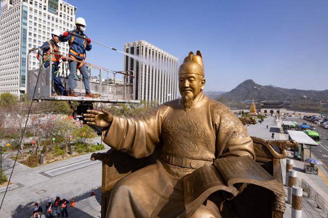 서울시 관계자들이 지난달 15일 서울 종로구 세종로 광화문광장에서 세종대왕 동상을 세척하고 있다. 뉴스1
