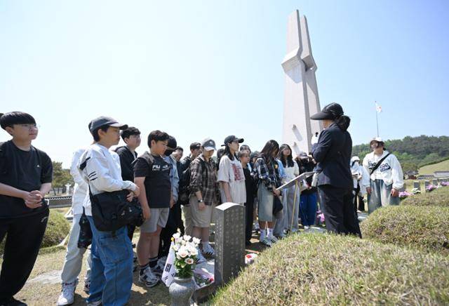 광주 5·18민주화운동 45주년 엿새를 앞둔 12일 광주 북구 국립 5·18민주묘지에서 학생들이 희생자들의 묘역을 참배하고 있다. 광주=뉴시스
