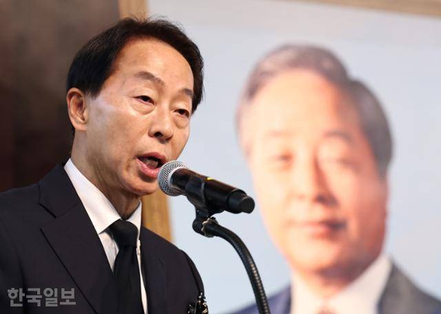 김현철 김영삼대통령기념재단 이사장이 2023년 11월 22일 오후 서울 동작구 국립서울현충원에서 열린 김영삼 전 대통령 서거 8주기 추모식에 참석해 추모사를 하고 있다. 최주연 기자